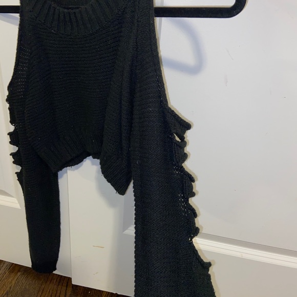 Black cropped cut out hoodie - Picture 2 of 4